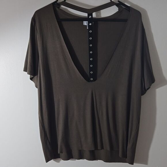 Tobi Tops - Tobi Shirt w Y Cut Out NWOT